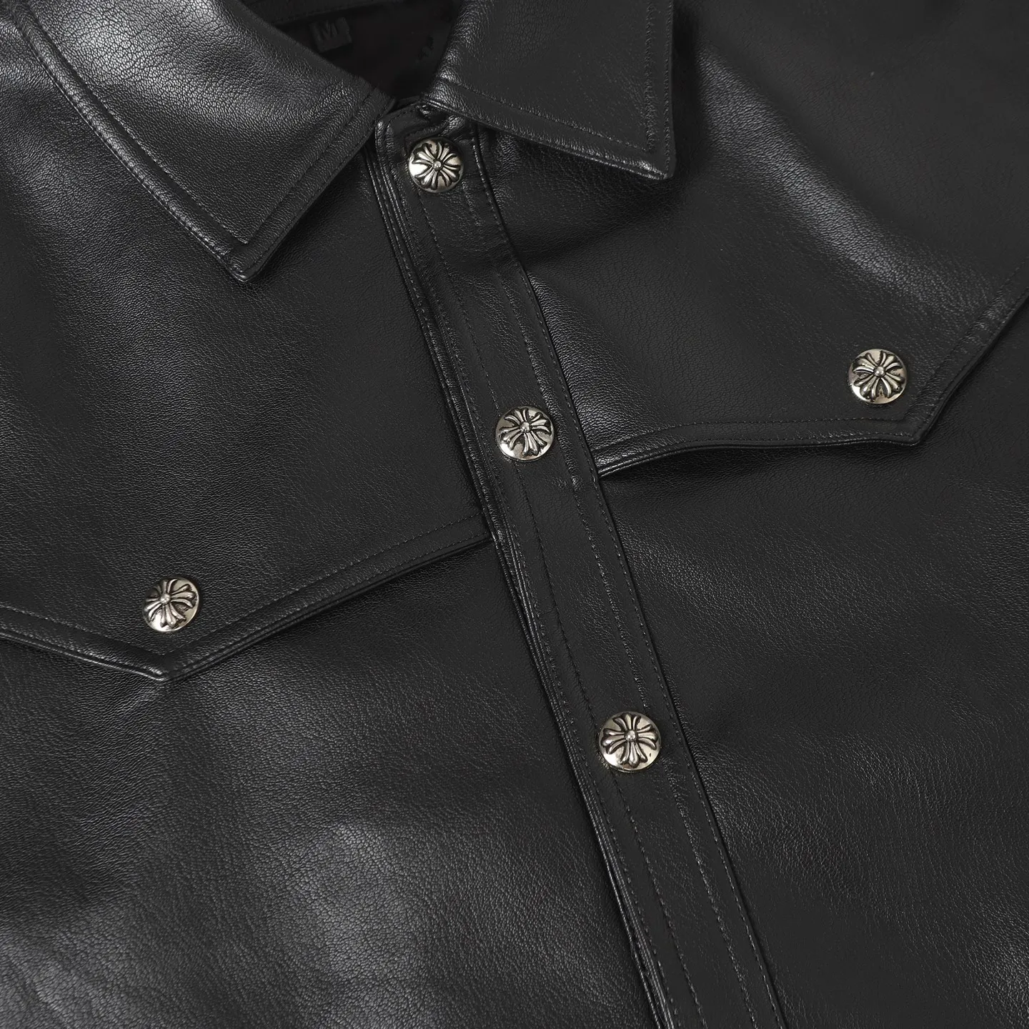 P610 Chrome Hearts leather jacket with large embroidery on the arms ●Authentic product: 64000 purchased and developed ●Technology: Close-step embroidery production ●Version: Fitted version ●Weight: about 1065 grams ●Size: S-M-L ●Description: CH's new leather jacket with large arm embroidery. Full size shipped. Custom-woven fabric is made of black pebbled genuine leather. Customized silk jacquard logo lining. Embroidery is processed by machine. Appliqué embroidery process. Imported template machine shape on the back. Customized genuine leather trademark. Customized genuine Leather size. Customized 5.8cm metal logo. Customized 18mm four-button buckle. Customized 18mm two-button button. Customized accessories. Same style for men and women. Full street feel. Workmanship details are very good. The overall routing is straight and delicate. The fabric is comfortable and soft, and the color is consistent without color difference. It can be matched with the same style to create a fashionable look, and can be used in various occasions. Customized accessories, complete with three standards, same style for men and women!